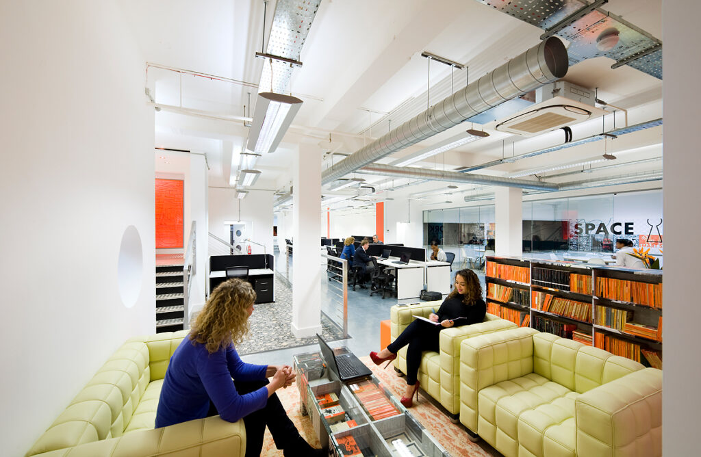 An image of our Hot Desks and Business Lounge which have AC